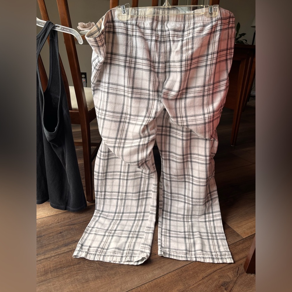 Old Navy Comfy Sleepwear! Both XXL! Black Racer Back Tank! White/Silver Pant! - Picture 7 of 9
